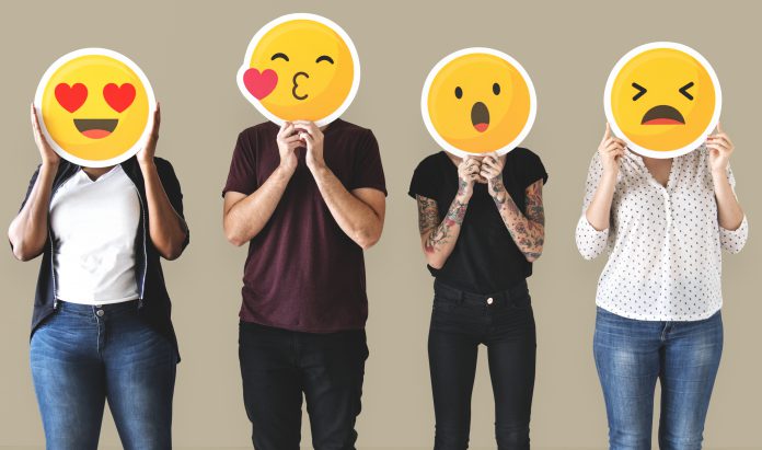 gente expresando sentimientos con caras emojis