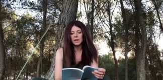 Nieves Chillón leyendo su último libro Arborescente