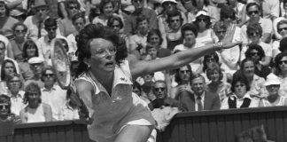 Billie Jean King jugando un partido de tennis